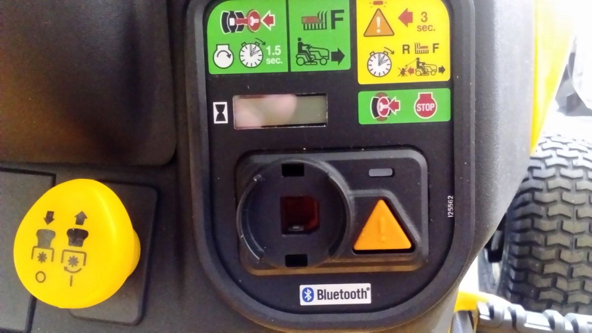 Cub Cadet XT2 QR106 Hátsó Kiszórású Fűnyíró Traktor RevTek Technológia (13DFA1CR603)