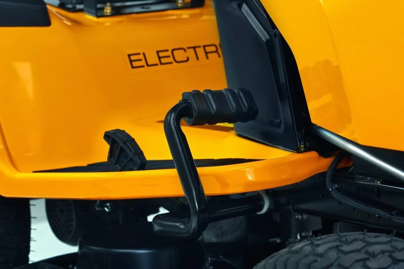 Cub Cadet XT2 ES107 oldalkidobós Elektromos fűnyírótraktor (33ABA7CS603)