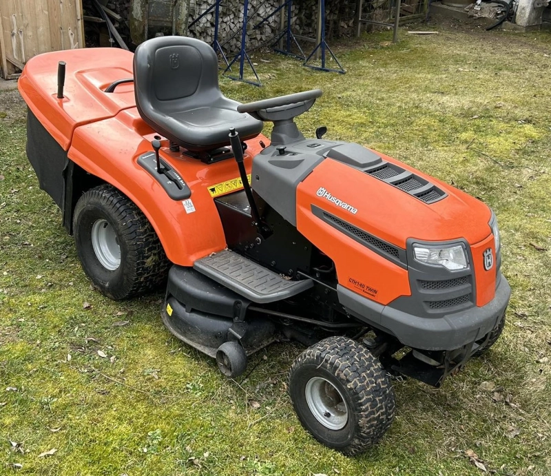 Husqvarna CTH140 TWIN fűnyírótraktor (240307-FHV140 TWIN-H)